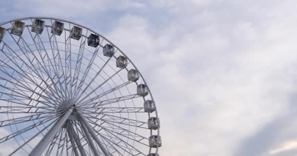 Giant Ferris Wheel bulutlu gökyüzü arka plan üzerinde — Stok video