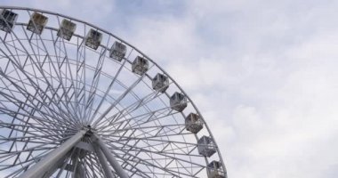 Giant Ferris Wheel bulutlu gökyüzü arka plan üzerinde