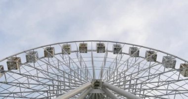 Giant Ferris Wheel bulutlu gökyüzü arka plan üzerinde