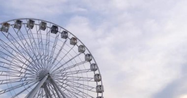 Giant Ferris Wheel bulutlu gökyüzü arka plan üzerinde