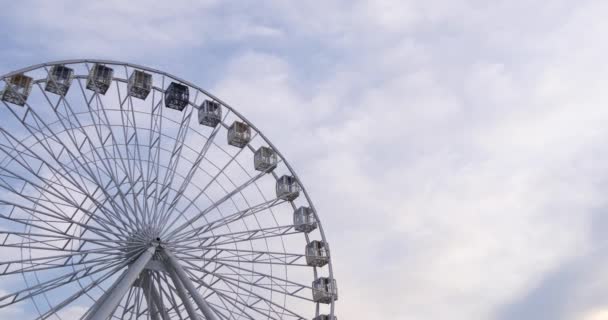 Giant Ferris Wheel on cloudy sky background — Stock Video