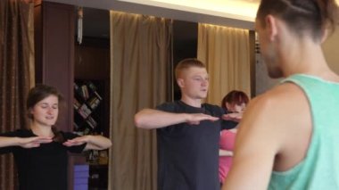 İnsanların sağlıklı yaşam fitness stüdyosu Yoga egzersiz Yoga sınıfı.