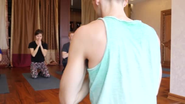 Cours de yoga de personnes exerçant un mode de vie sain en studio de fitness yoga . — Video