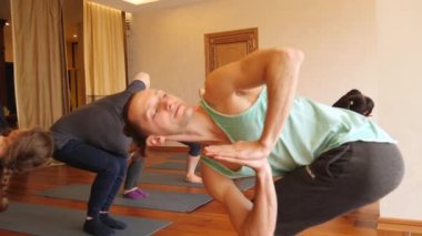 İnsanların sağlıklı yaşam fitness stüdyosu Yoga egzersiz Yoga sınıfı.