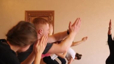 İnsanların sağlıklı yaşam fitness stüdyosu Yoga egzersiz Yoga sınıfı.