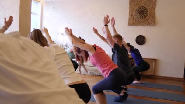 Cours de yoga de personnes exerçant un mode de vie sain en studio de fitness yoga . — Video