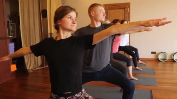 Aula de ioga de pessoas exercitando estilo de vida saudável no estúdio de fitness ioga . — Vídeo de Stock
