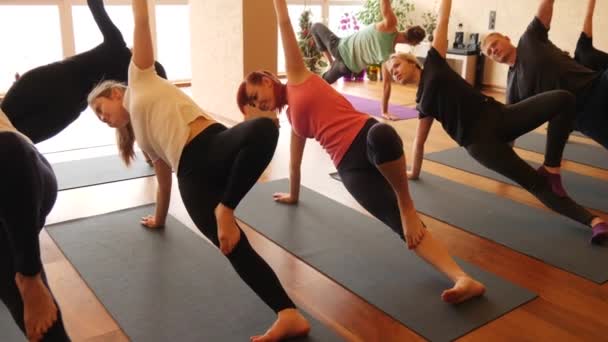 Aula de ioga de pessoas exercitando estilo de vida saudável no estúdio de fitness ioga . — Vídeo de Stock