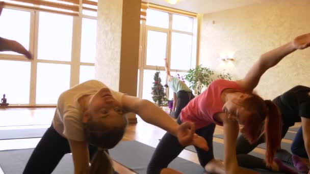 Йога класу людей, які здійснюють здорового способу життя у йога фітнес-студія. — стокове відео