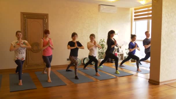 Clase de yoga de personas que ejercen un estilo de vida saludable en el gimnasio yoga . — Vídeos de Stock