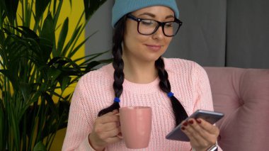 Kafede oturup, kahve içme ve smartphone kullanarak karma yarış hipster kadın