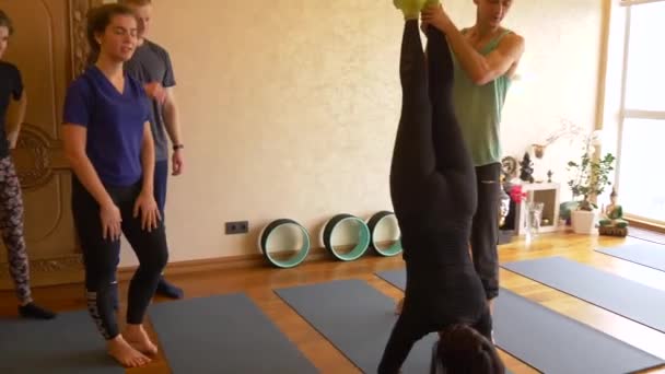 Yogaklass av människor som utövar hälsosam livsstil i fitness studio yoga. — Stockvideo