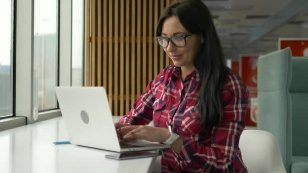 Ganska ung blandad ras Hipster kvinna som arbetar på Laptop. — Stockvideo