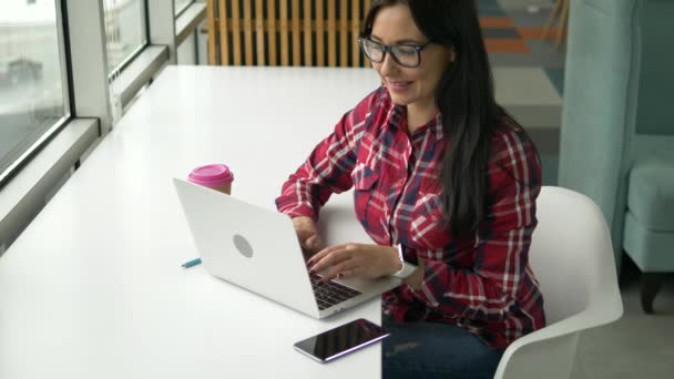 Досить молода змішана гонка хіпстер жінка працює на ноутбуці . — стокове відео