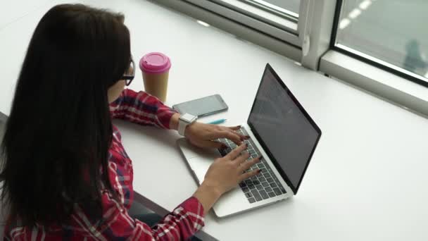 Jolie jeune mixte race hipster femme travaillant sur ordinateur portable . — Video