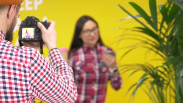 Hipster Photographer taking picture of mixed race model in cafe — Stock Video