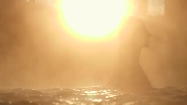 Geotermalne spa. Kobieta relaks w ciepłej wiosny basen na zewnątrz — Wideo stockowe