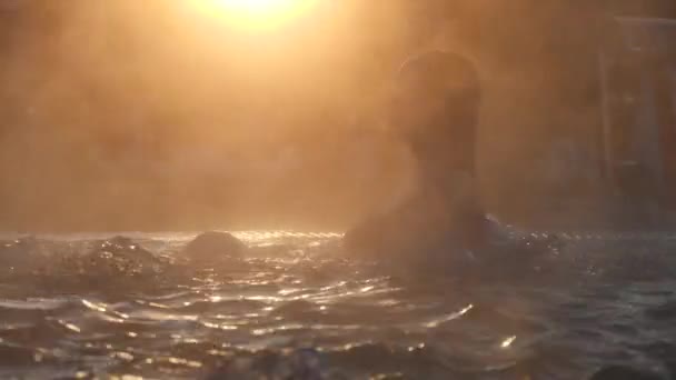 Spa geotermal. Mujer relajante en la piscina termal al aire libre — Vídeo de stock