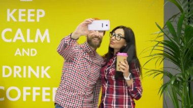 Erkek ve kadın karışık yarış hipster arkadaşlar selfie yapım ve café'de eğlenmek
