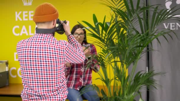 Hipster Fotógrafo tirar foto de modelo de raça mista no café — Vídeo de Stock