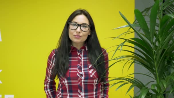 Hermosa chica hipster de raza mixta con chica riendo con gafas — Vídeos de Stock