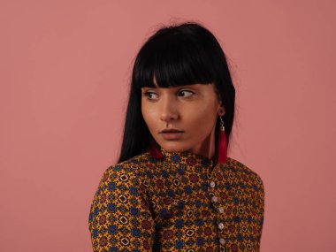 Uzun siyah saçlı kadın karışık yarış. Moda pembe backbround studio, model poz yaratıcı portresi