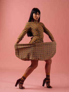 Uzun siyah saçlı kadın karışık yarış. Moda pembe backbround studio, model poz yaratıcı portresi