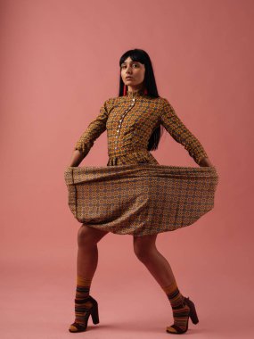 Uzun siyah saçlı kadın karışık yarış. Moda pembe backbround studio, model poz yaratıcı portresi