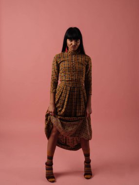 Genç kızgın kızgın karışık ırk kadın pembe bir arka plan üzerinde izole portresi. Negatif insan duygular, yüz ifadeleri