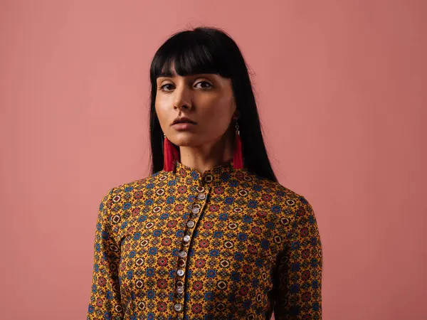 Uzun siyah saçlı kadın karışık yarış. Moda pembe backbround studio, model poz yaratıcı portresi