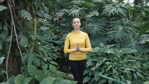 Mujer practicando ejercicio físico de yoga durante retiro de yoga de lujo — Vídeo de stock