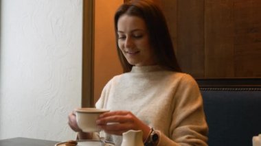 iş kadını ile smartphone kafede kahve içme