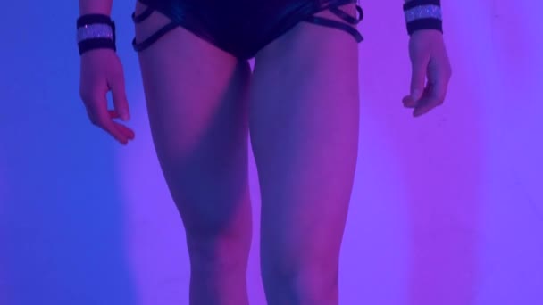 Jonge sexy slanke vrouw paaldansen met pyloon in donkere interieur — Stockvideo