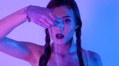 Sparkles ultraviyole ışık yüzünde güzel bir kadınla