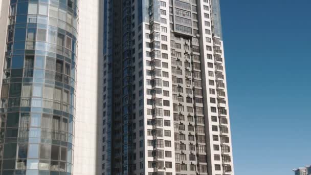 Alacsony szög establishihg lövés a modern lakónegyedében található épületek építészeti — Stock videók