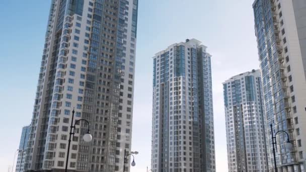 Vista panorámica de edificios residenciales modernos arquitectura — Vídeo de stock