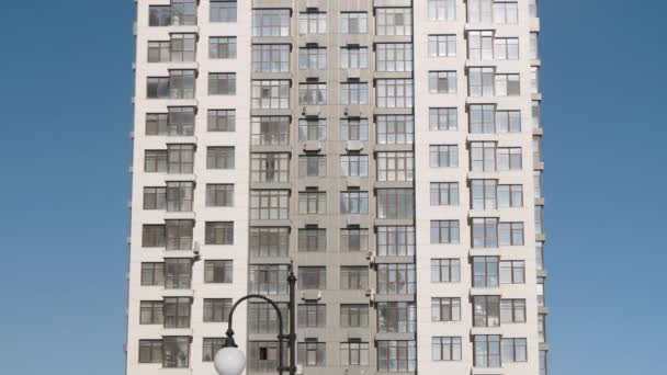 Baixo ângulo chalupa de edifícios residenciais modernos arquitetura de área — Vídeo de Stock