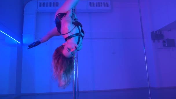 Νέοι σέξι λεπτή γυναίκα πόλο χορό με πυλώνα στο σκοτεινό εσωτερικό — Αρχείο Βίντεο
