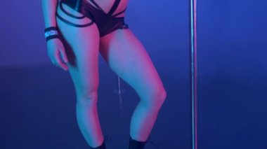 Genç seksi kadın kutup pilon karanlık iç ile dans ince