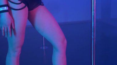 Genç seksi kadın kutup pilon karanlık iç ile dans ince