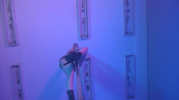 Jeune sexy femme mince pole dance avec pylône dans l'intérieur sombre — Video