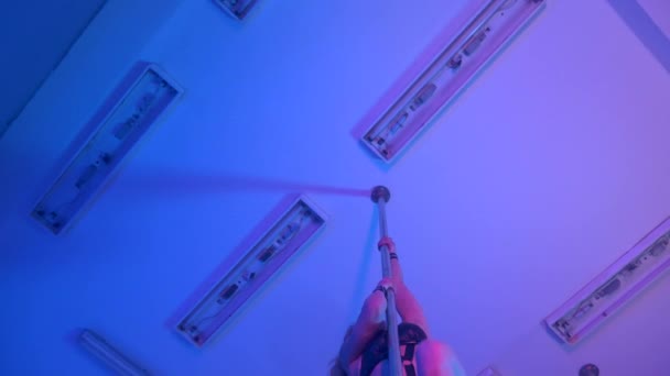 Ung sexig smal kvinna pole dance med pylon i mörk interiör — Stockvideo