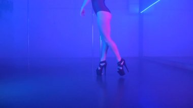 Genç seksi kadın kutup pilon karanlık iç ile dans ince