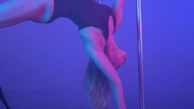 Genç seksi kadın kutup pilon karanlık iç ile dans ince