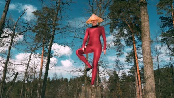 Vrouw bij het beoefenen van yoga fitness oefening in traditionele hoed forest — Stockvideo