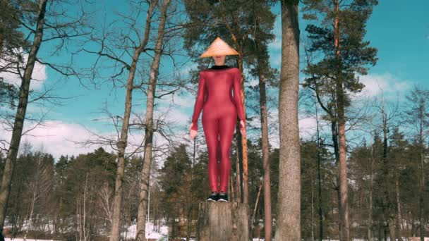 Mujer en el bosque practicando yoga ejercicio físico en sombrero tradicional — Vídeos de Stock