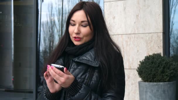 Bella donna razza mista utilizzando la tecnologia smart phone app a piedi per le strade della città urbano felice — Video Stock
