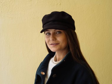 Güzellik Portresi, güzel beyaz esmer kadın kameraya sarı arka plan üzerinde seyir