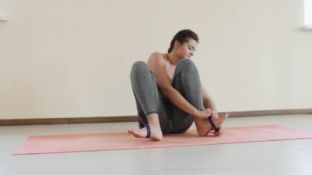 Fitness feminino fazendo alongamento treino no tapete de exercício. Jovem mulher se exercitando no tapete de fitness indoor — Vídeo de Stock