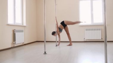 Genç seksi kadın eğitim poledance fitness egzersiz kız kapalı germe.
